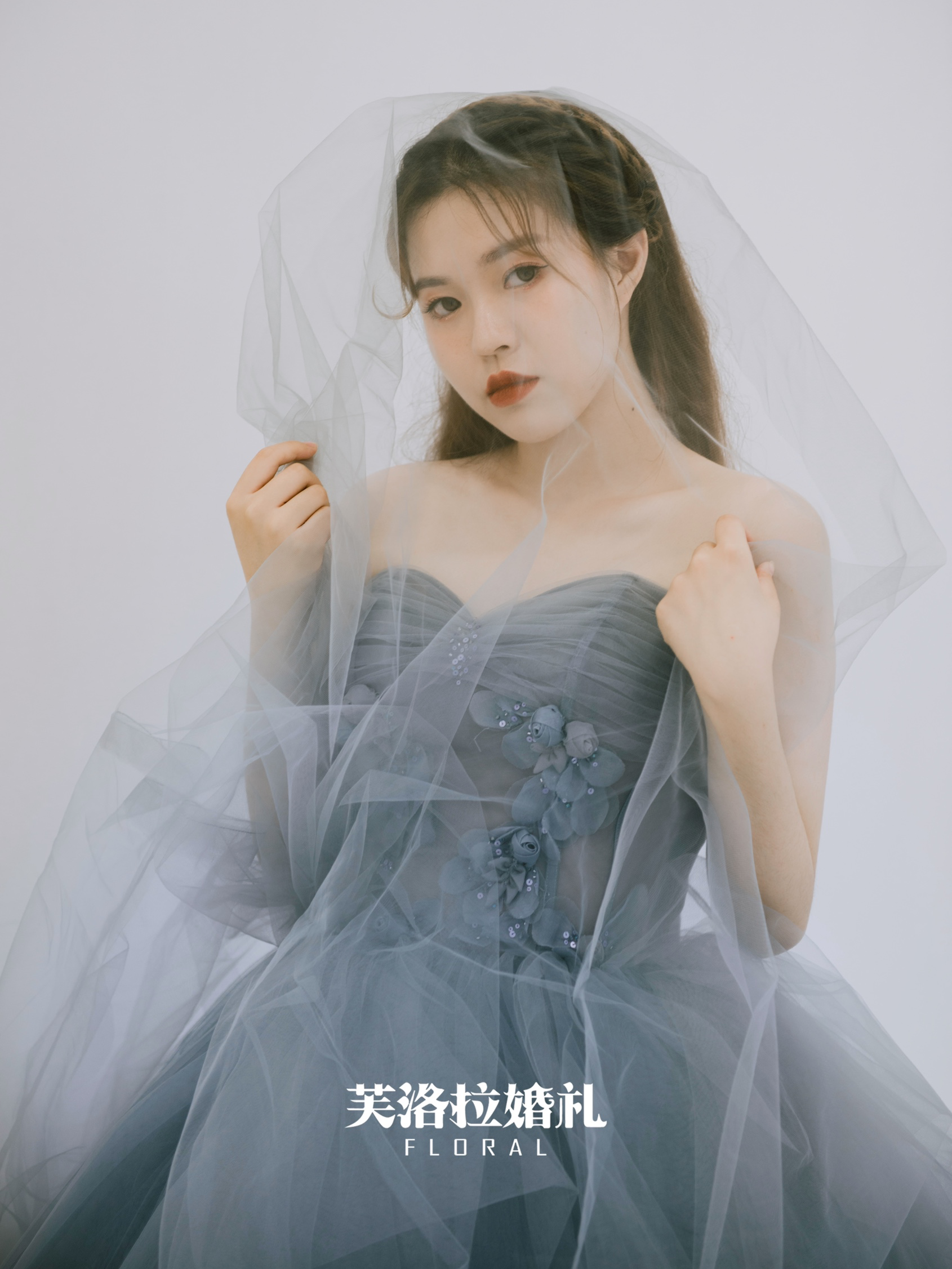 可盐可甜的灰蓝色礼服立体剪裁