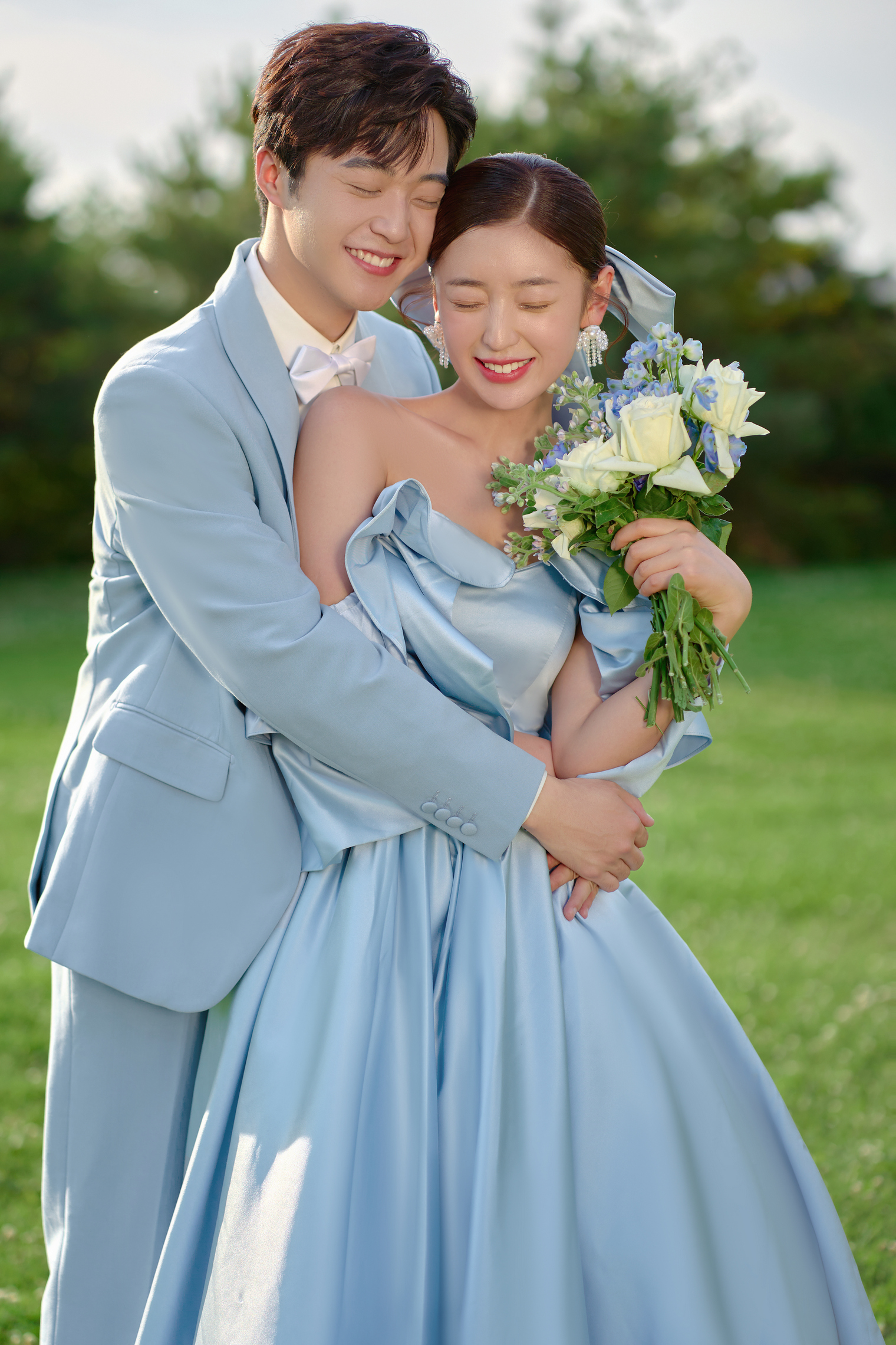 【新年钜惠】草坪电影感婚纱照+拍摄服装任选
