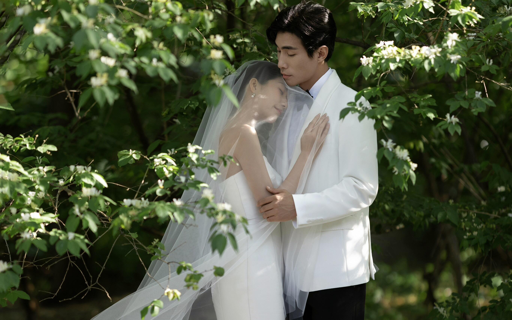 绿意森系婚纱照 超爱这种氛围感婚纱照