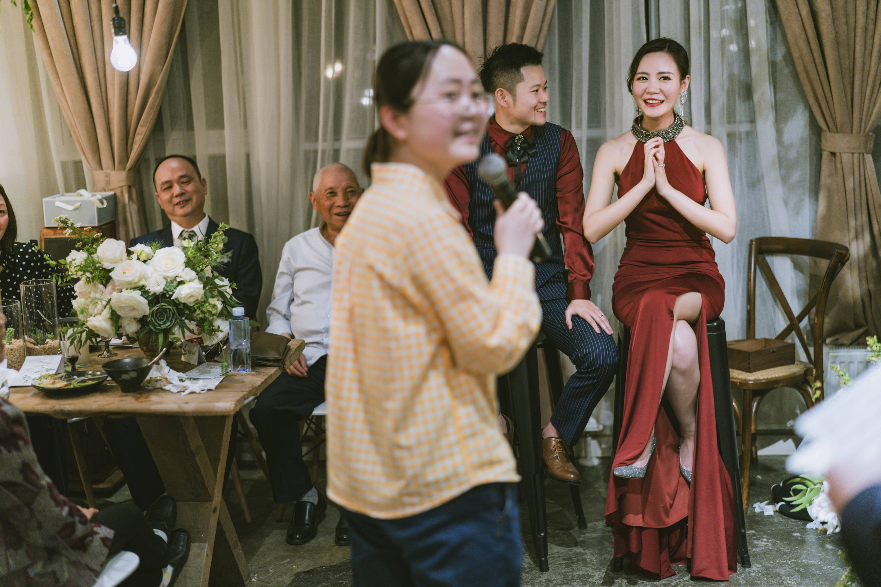 缎面敬酒服如何遮小肚？这个小神器助你