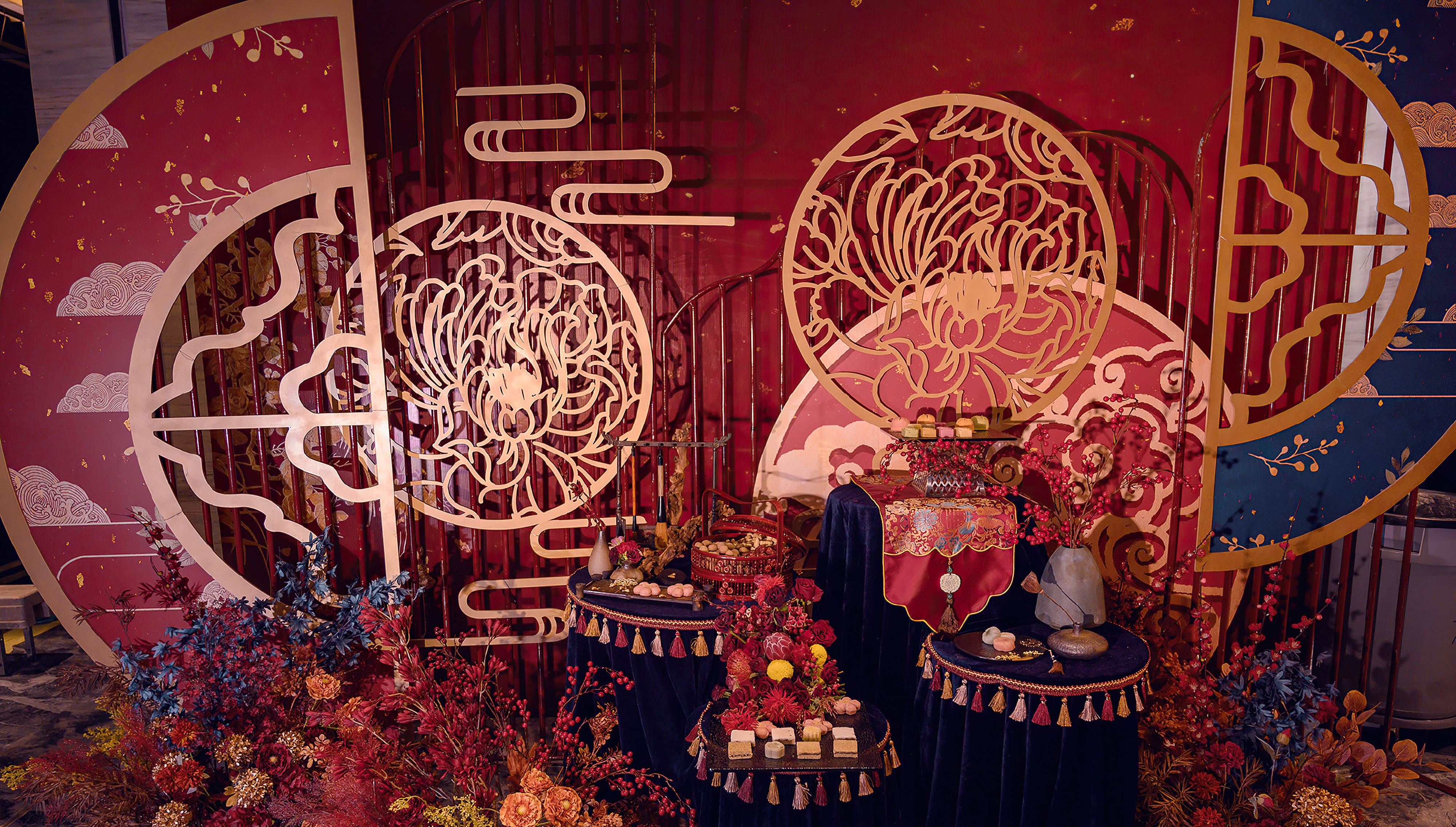 诺派婚礼定制红色吊顶花海新中式婚礼