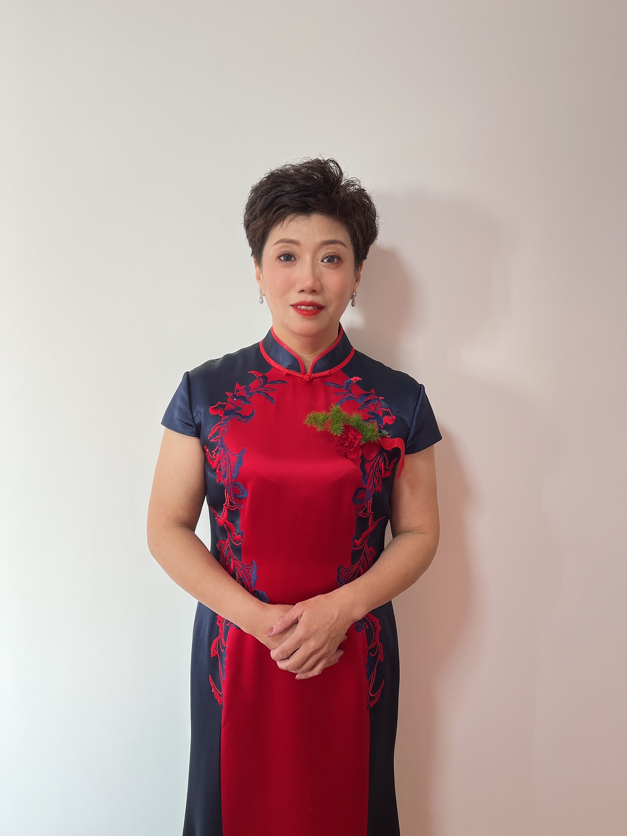 精致妈妈妆、发型