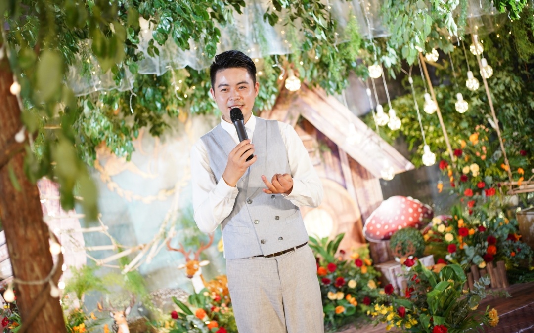 资深主持+专业流程订制+音乐DJ+婚礼督导