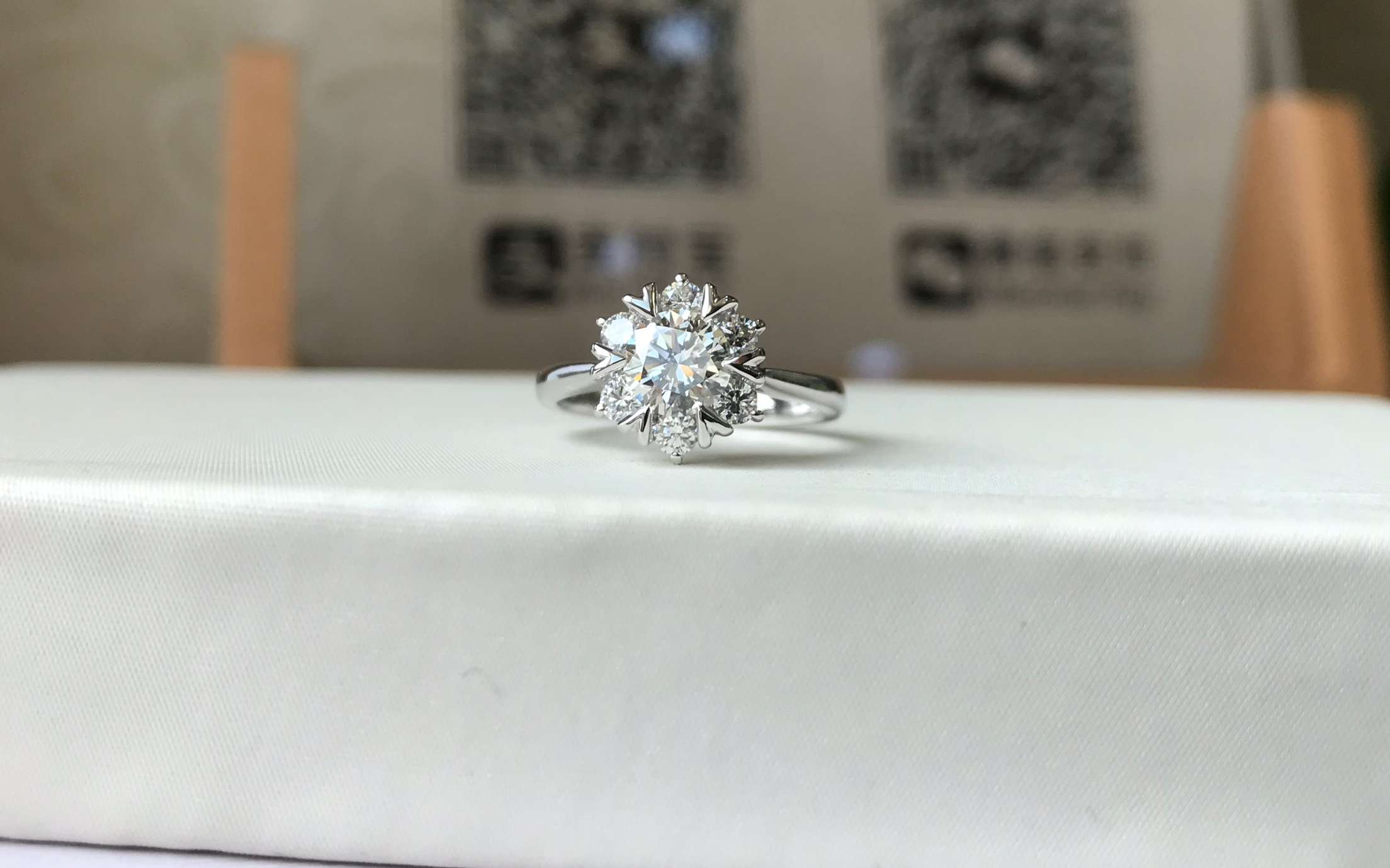 捧花钻戒GIA裸钻定制婚戒【恒鑫珠宝】