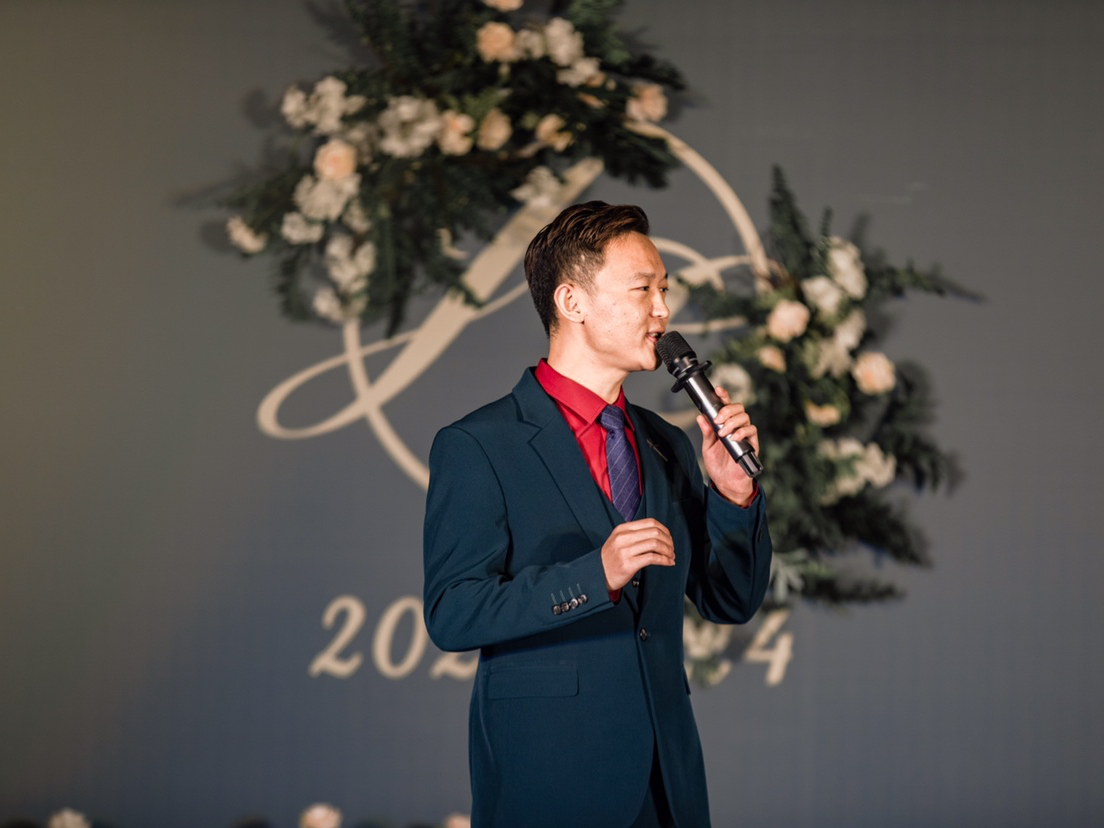 轻松叙述但又不失幽默型的主持风格