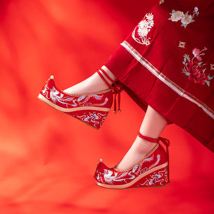 民族风中式红色刺绣坡跟珍珠布鞋老北京古风苏圆头秀禾新娘鞋婚鞋