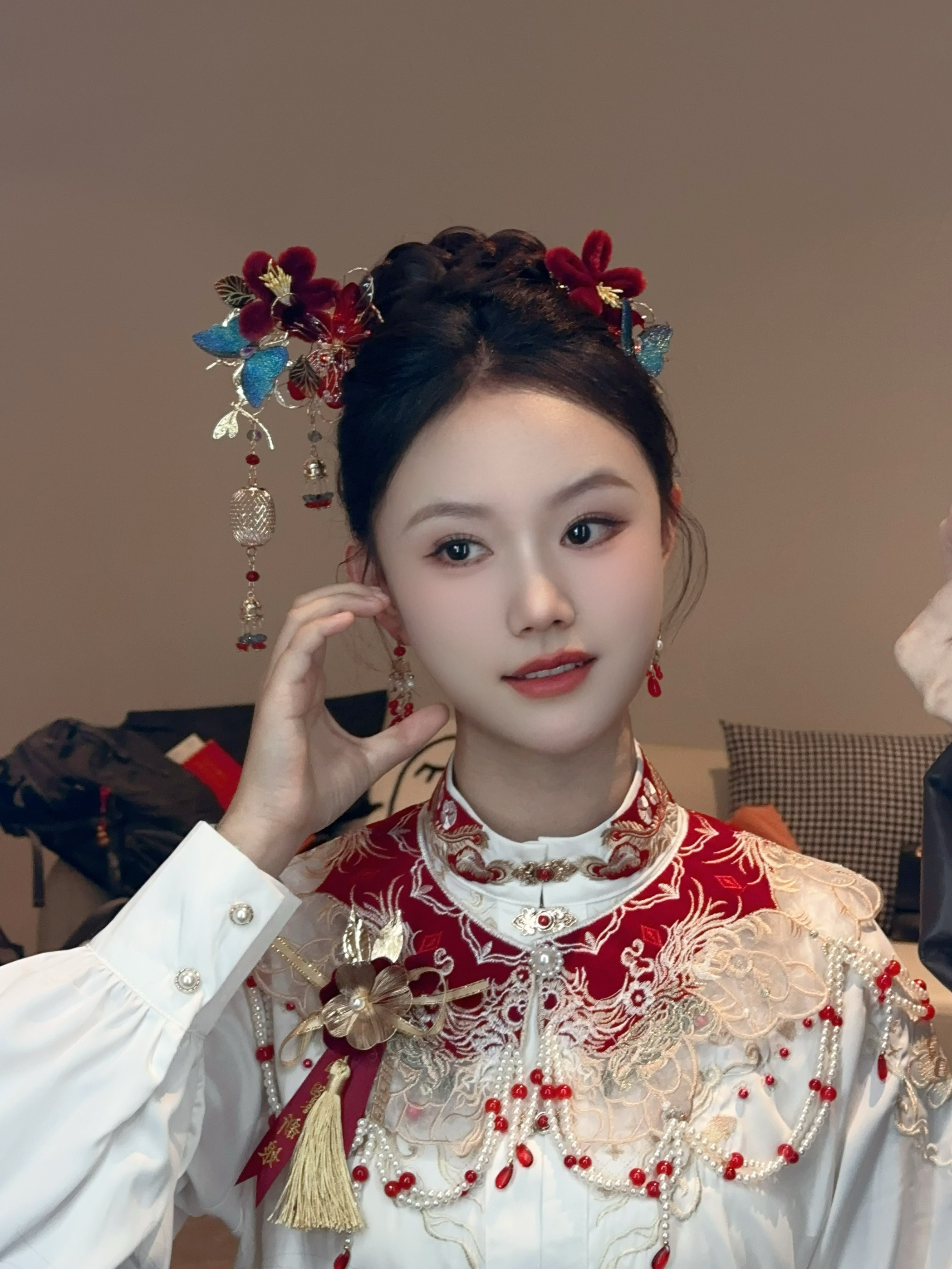化妆师试妆服务提供精致头饰