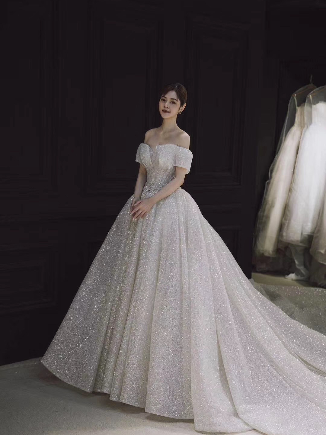 【性价比超值】婚纱礼服十件套+新郎西装