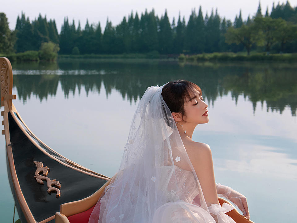 【当季新品】特色湖景x教堂x互动式拍摄婚纱照
