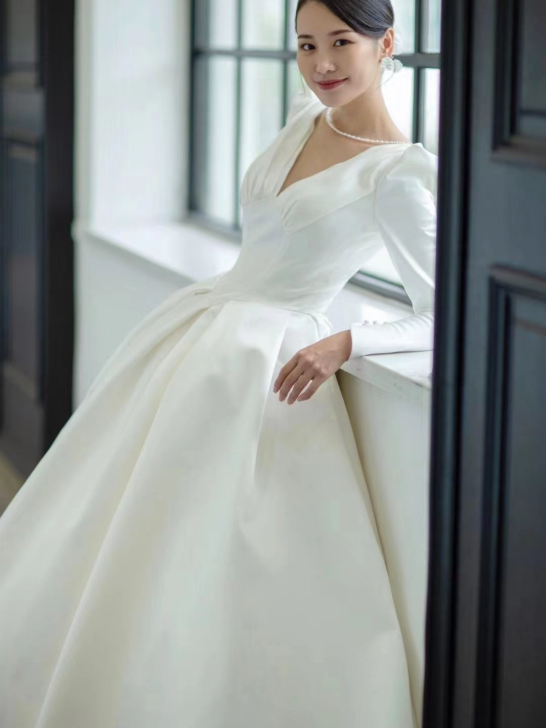 缎面长袖极简复古婚纱，法式婚纱