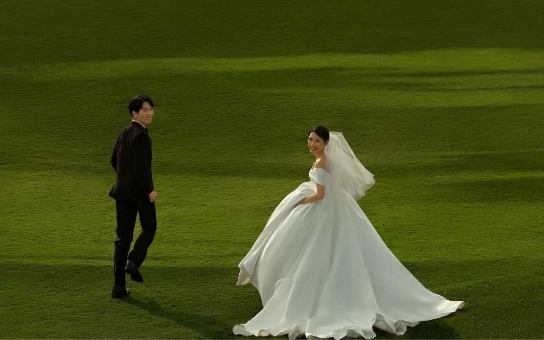 青岛婚纱照💙这样的草地婚纱照一定要拍一套.