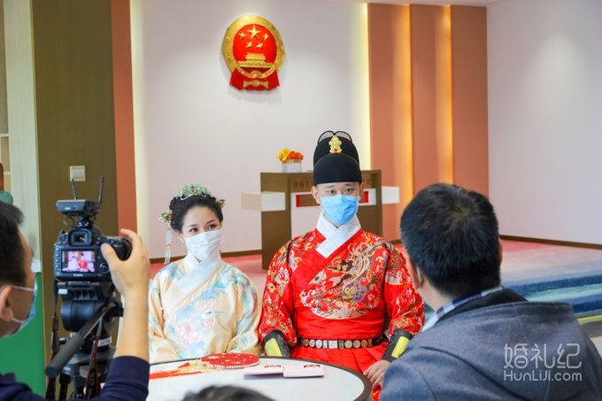 穿汉服拍登记照领证，❤️领证这么穿太酷了！