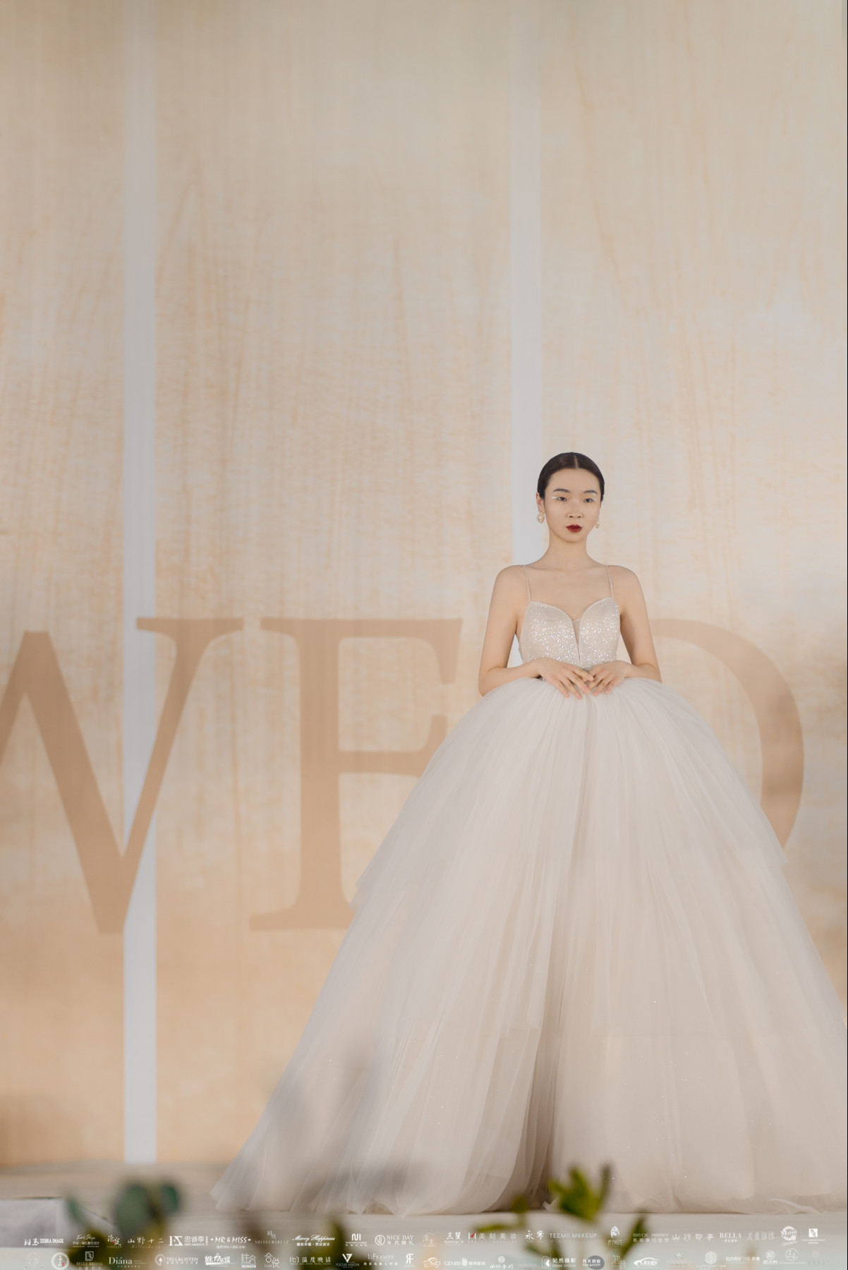 洛丽塔 吊带轻纱拖尾婚纱