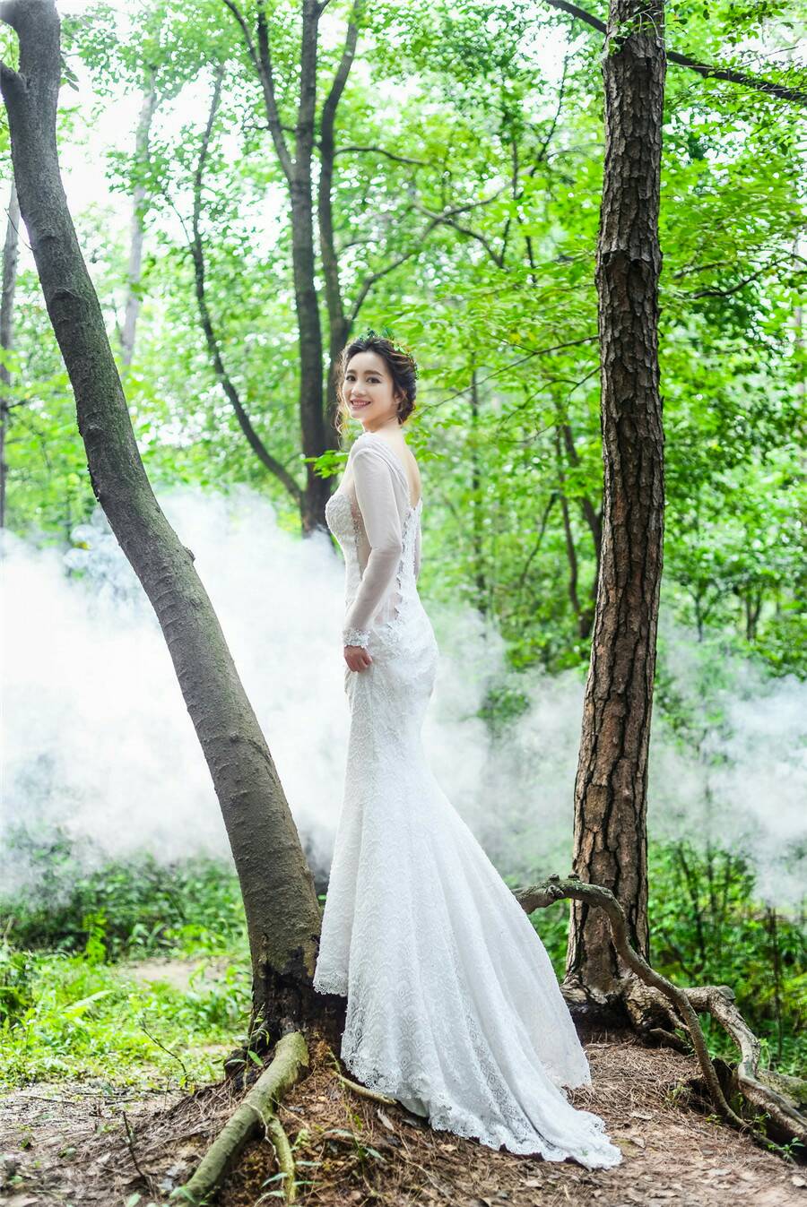 成都婚纱模特_成都车展上的美女模特