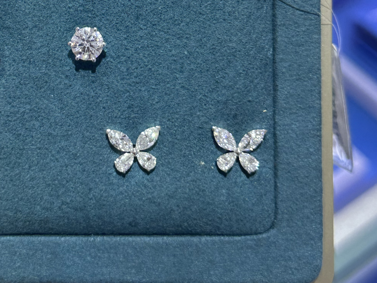 18K金蝴蝶培育钻耳钉