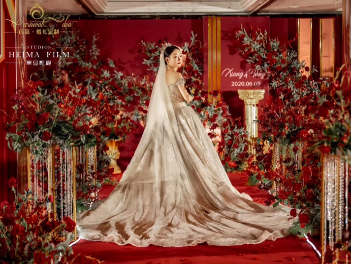 低层高小预算红色复古婚礼 