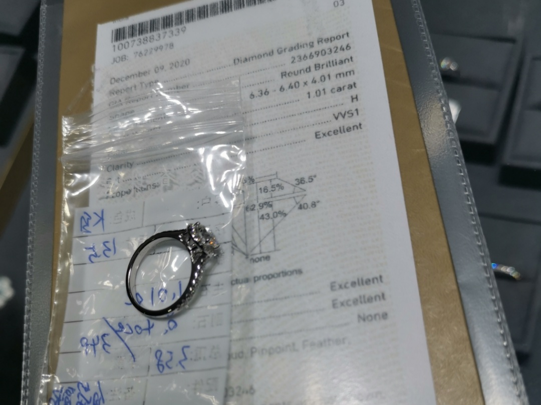 豪华18k白金围镶1.01ct钻石婚戒/女戒