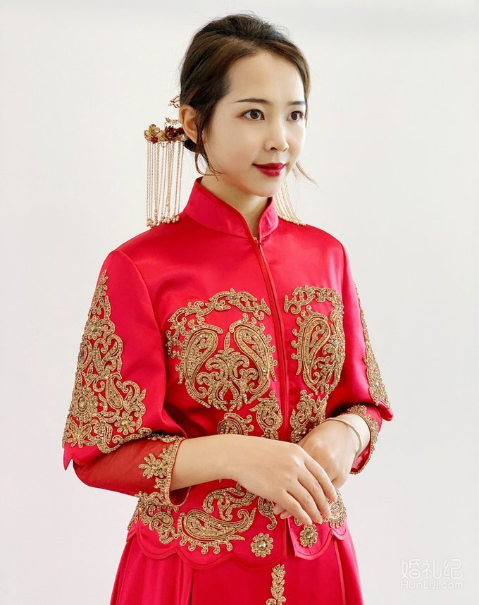 来喽[两眼放光]中式礼服怎么选呢[吐舌][吐舌]