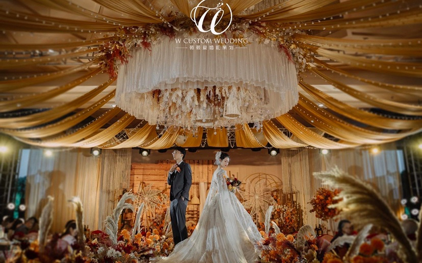 香槟色系秋色大顶婚礼布置