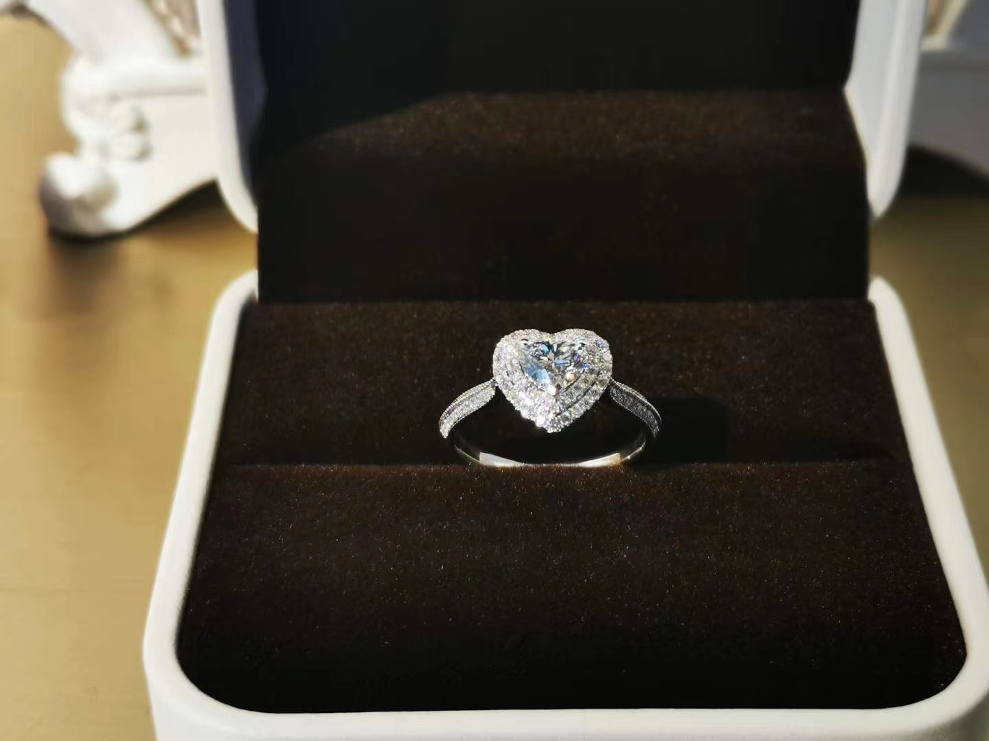 哪位公主能抵抗心型钻戒💍的诱惑呢？[酷]