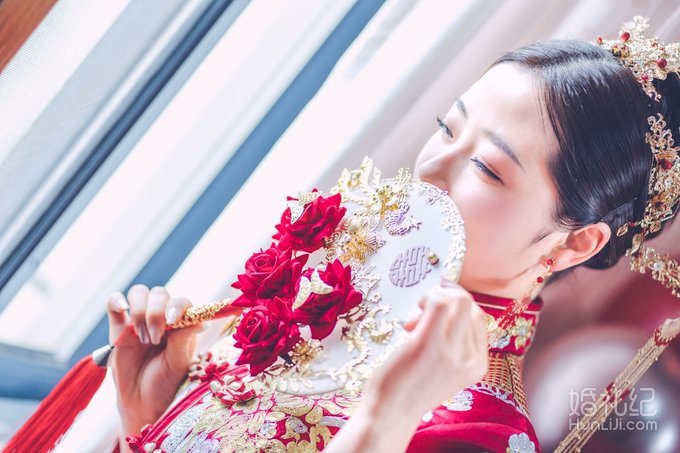 金绣嫁衣出门赚足眼球 彩纱两穿迎宾敬酒一件省心