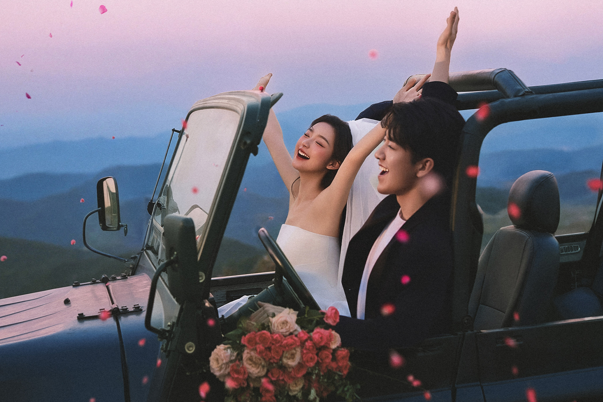 【一价全包】定制婚纱照+礼服免租+鲜花手捧