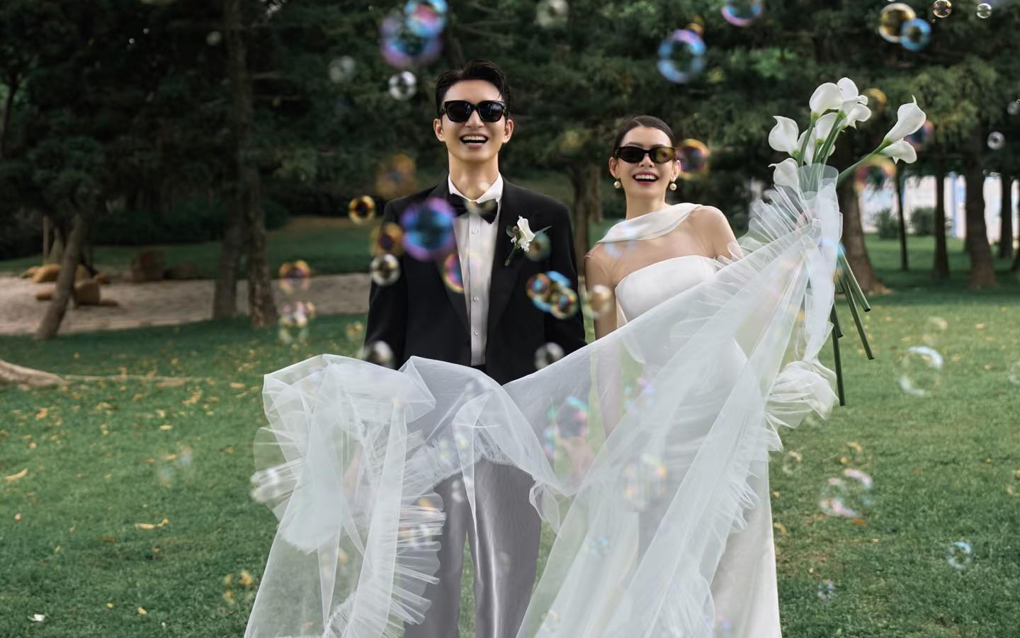 小众草坪婚纱照