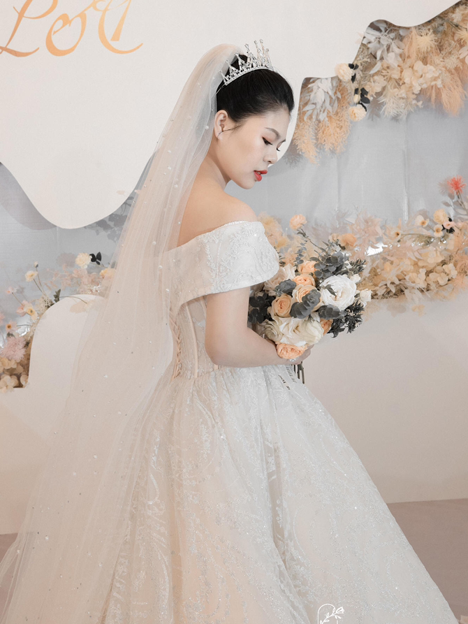 米苏超值：婚纱礼服3套+伴郎伴娘服