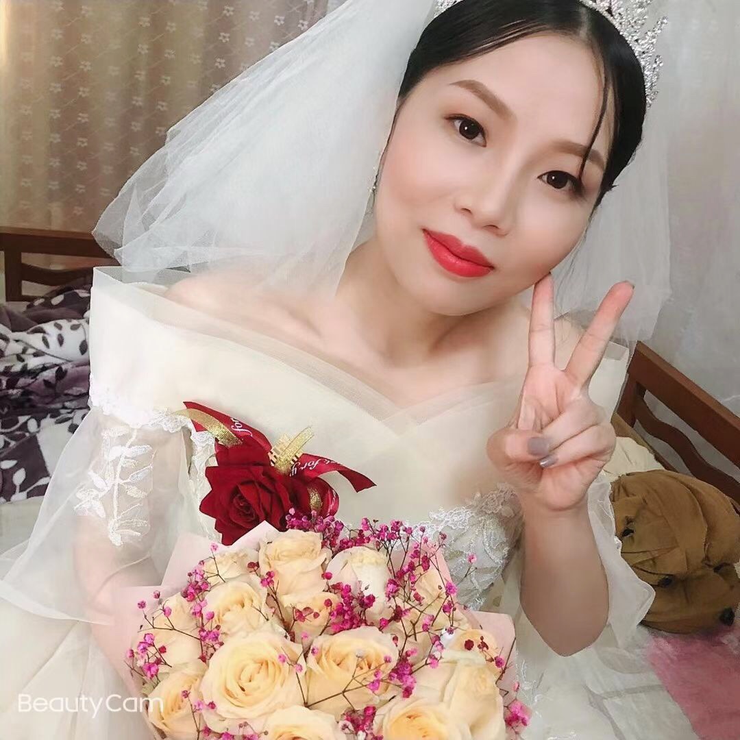 转手孕妇婚纱和秀禾服， 婚纱150出，秀禾服100出。