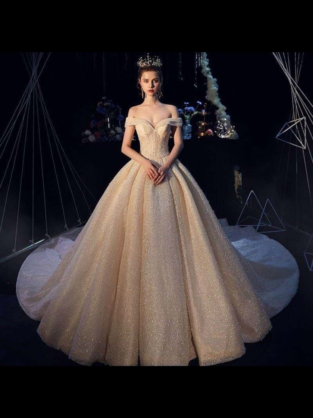  一字肩长拖尾欧式主婚纱 