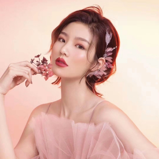 首席化妆师+定制妆容+高定饰品+跟拍