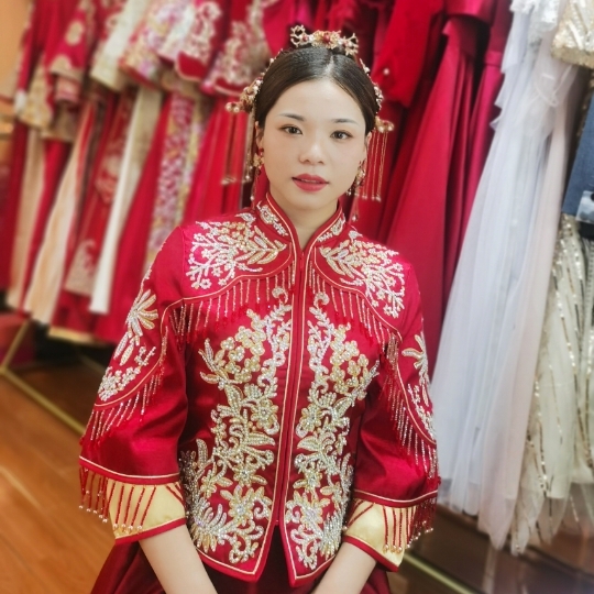 三套造型妆面，饰品全包，全程跟妆