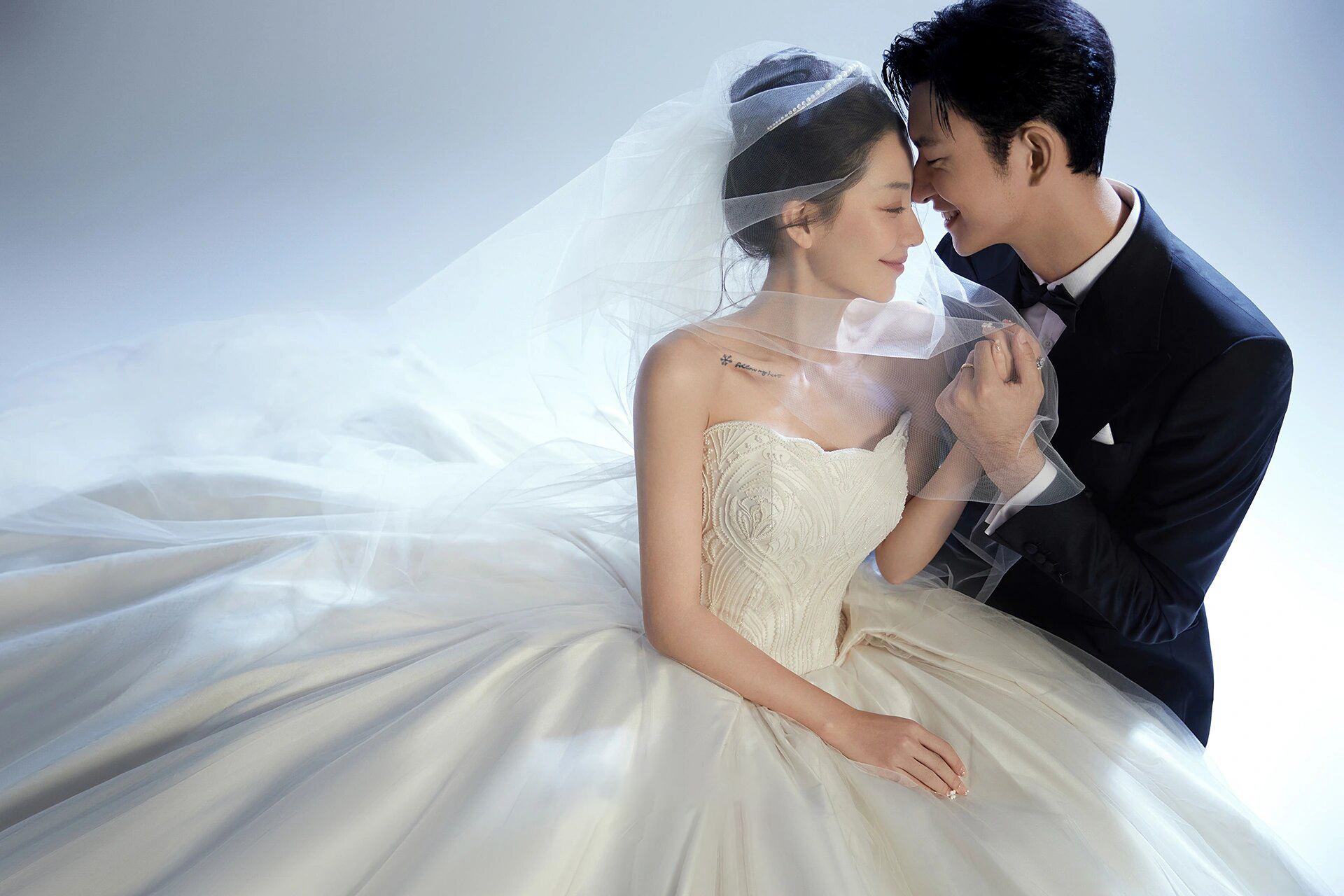 定婚纱照 | 礼服免单，详细咨询