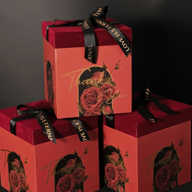 高奢款玫瑰花園獨特絲絨開蓋結(jié)婚伴郎伴娘伴手禮禮盒商務(wù)禮禮盒