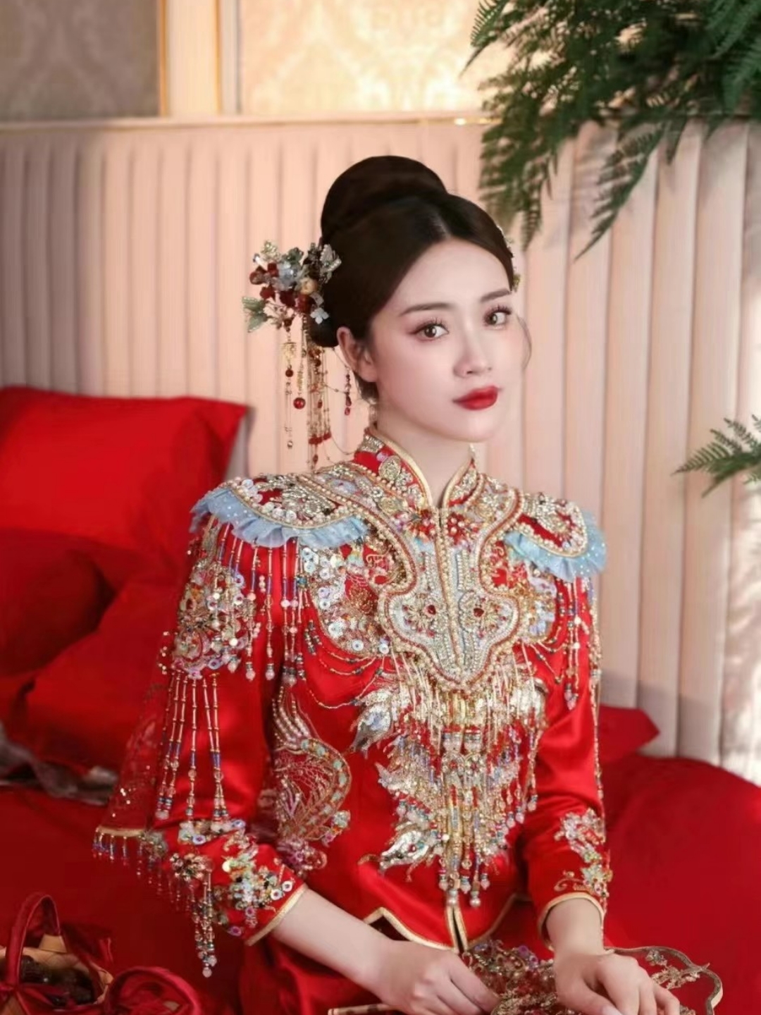 简单高贵的赫本头在秀禾中依然合适