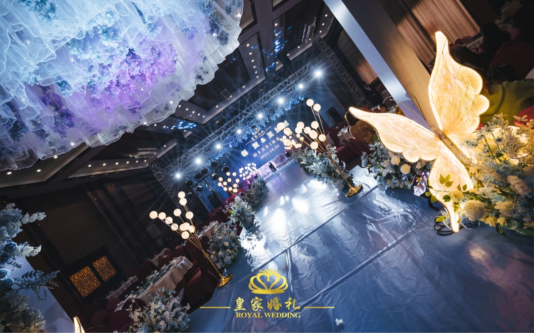 经典雾霾蓝色，加上灯光渲染，让婚礼更加梦幻