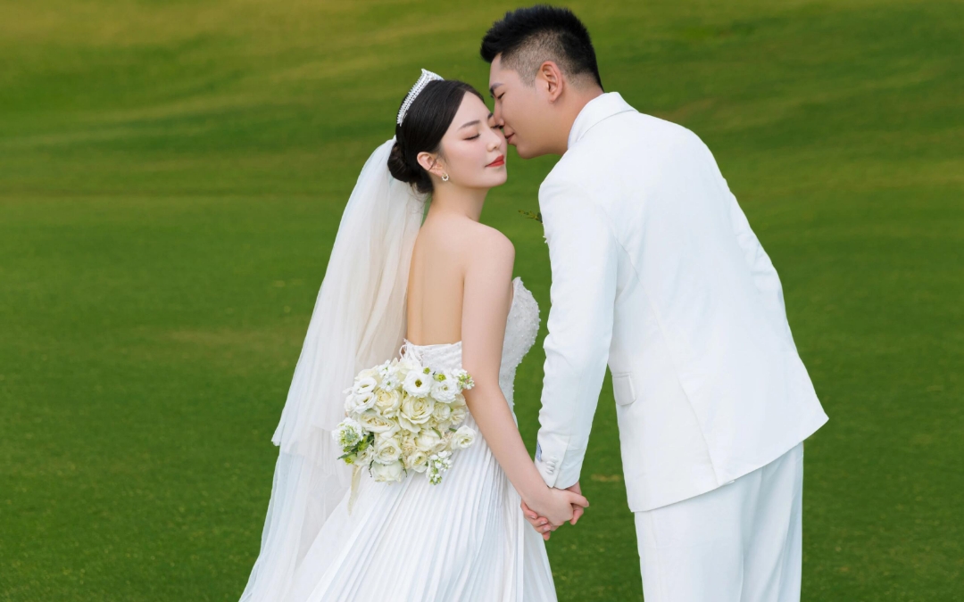 一眼心動(dòng)的三亞草坪婚紗照