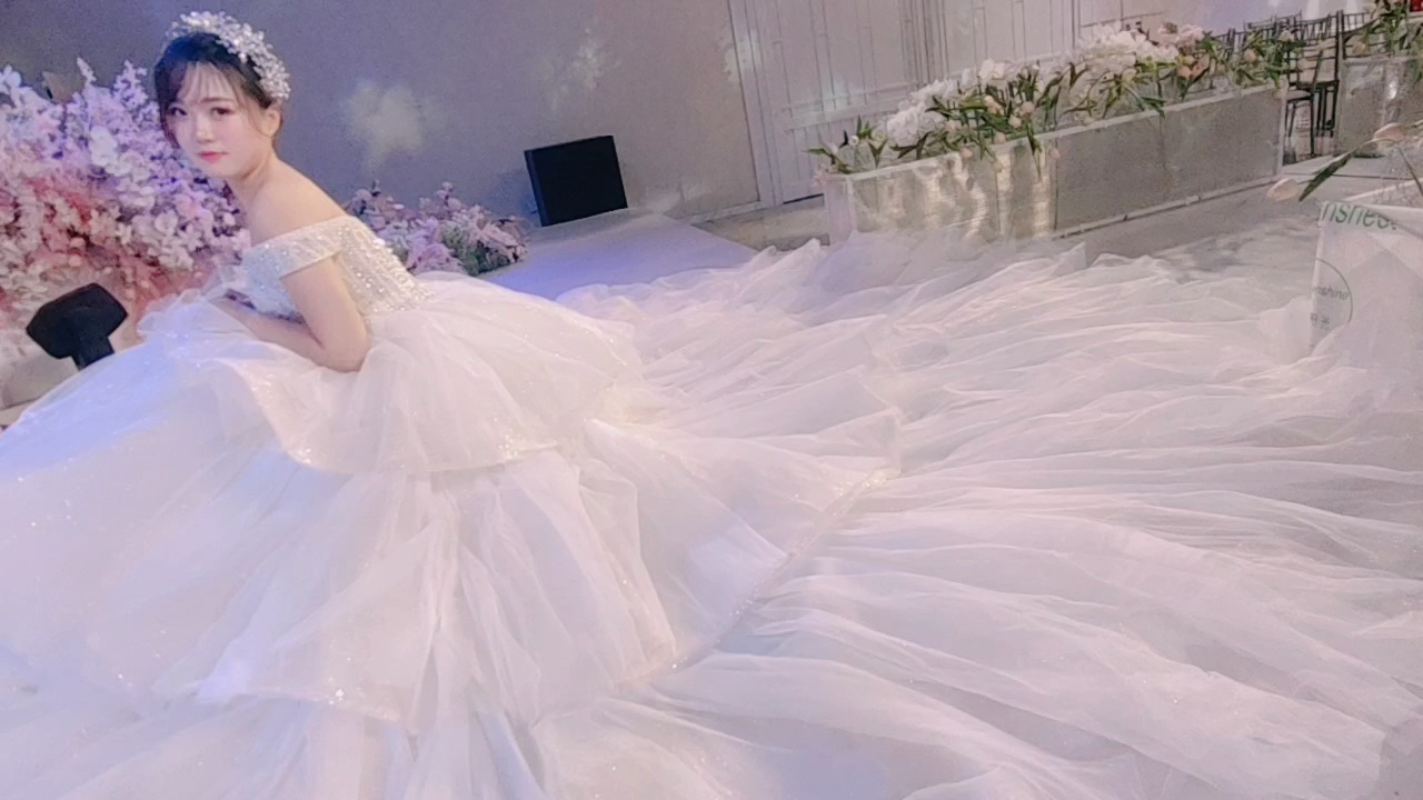 一字肩拖尾公主梦幻蛋糕裙
