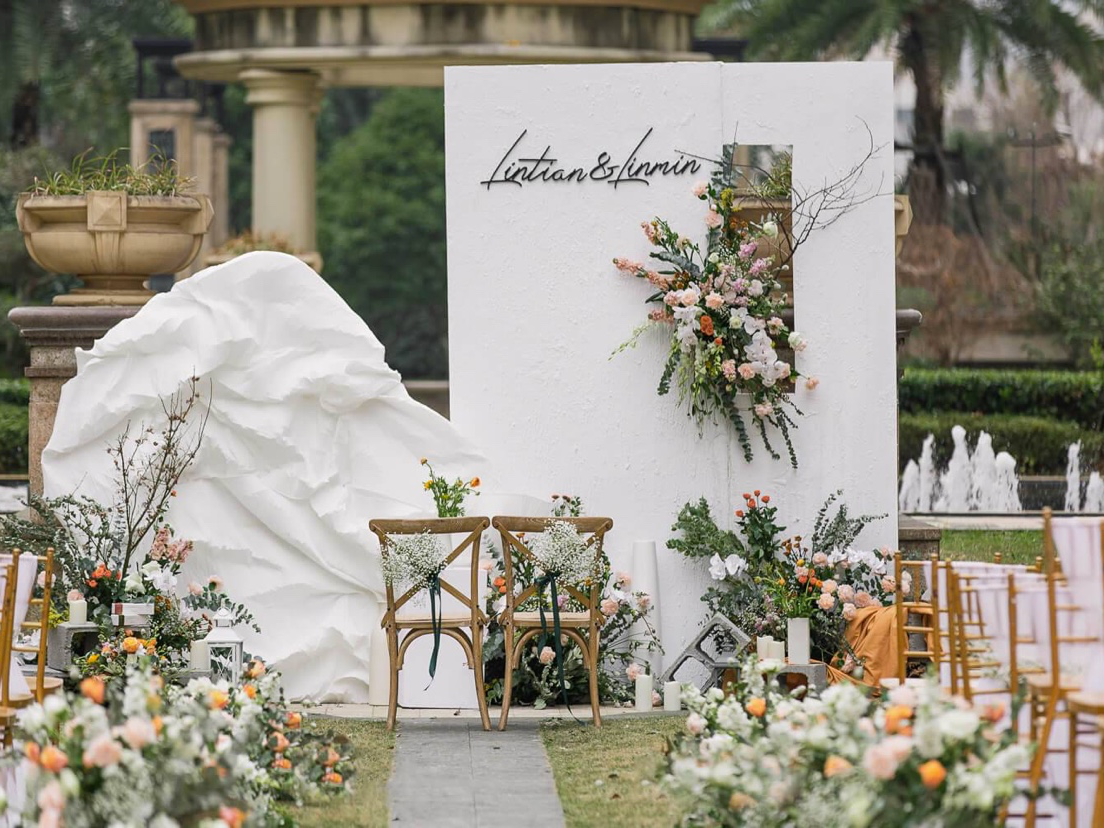 户外白绿色个性定制高级假山草坪庭院婚礼