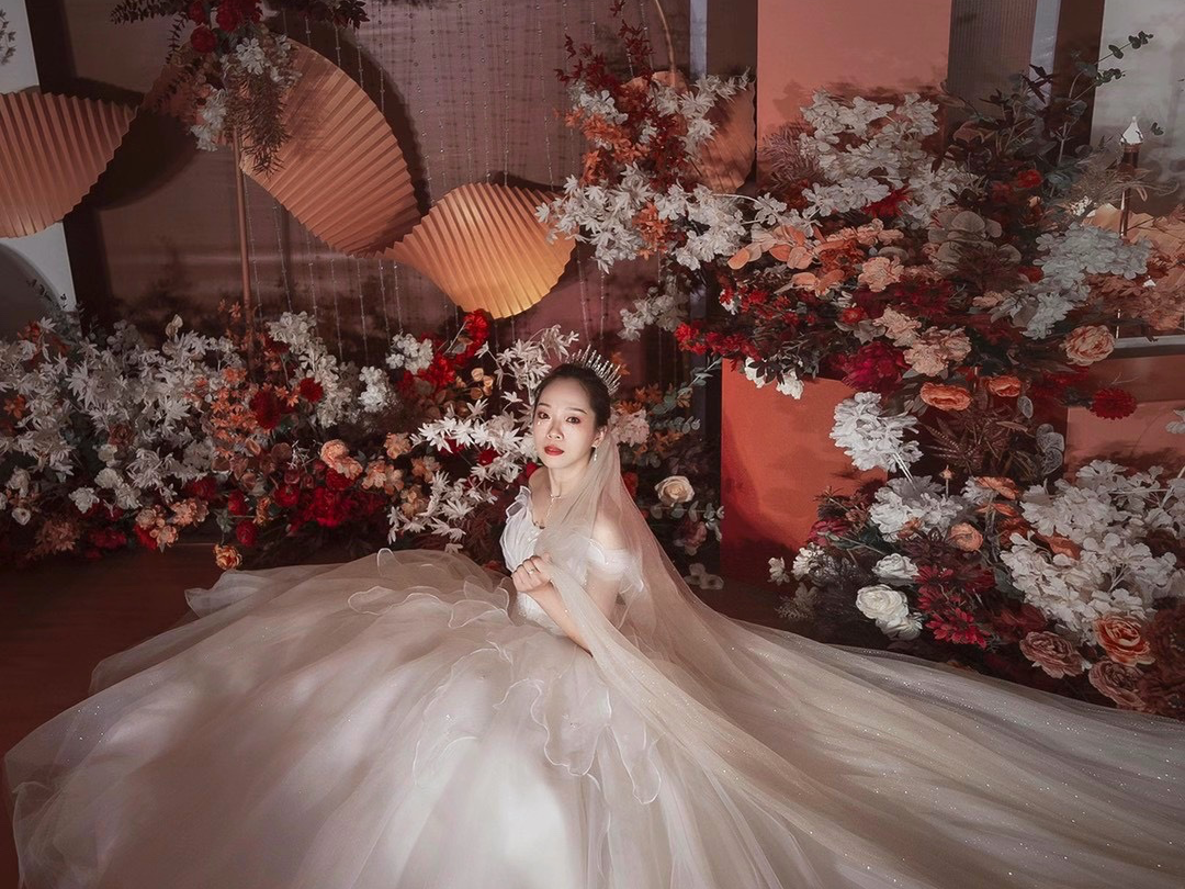 全天新娘跟妆，一线化妆品，头饰免费