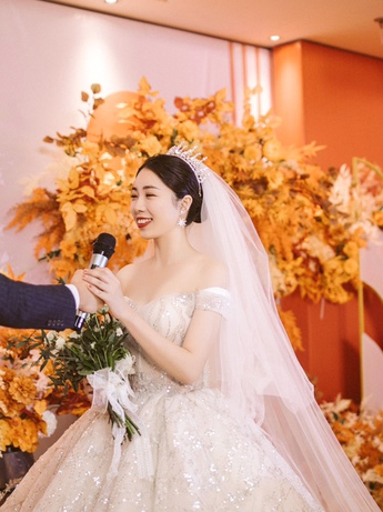 婚纱秀禾礼服三件套餐免费赠租伴娘服
