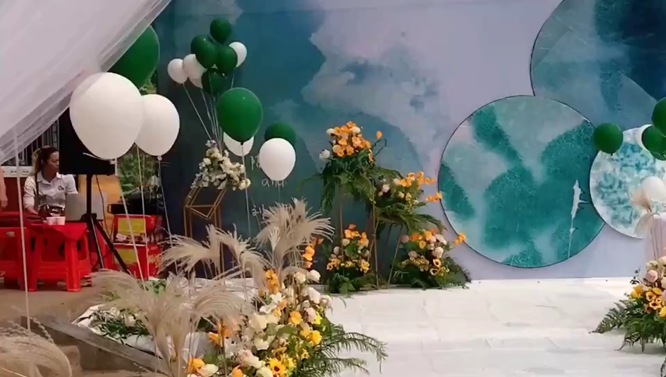 在綠油油的稻草邊，做一場(chǎng)向日葵婚禮