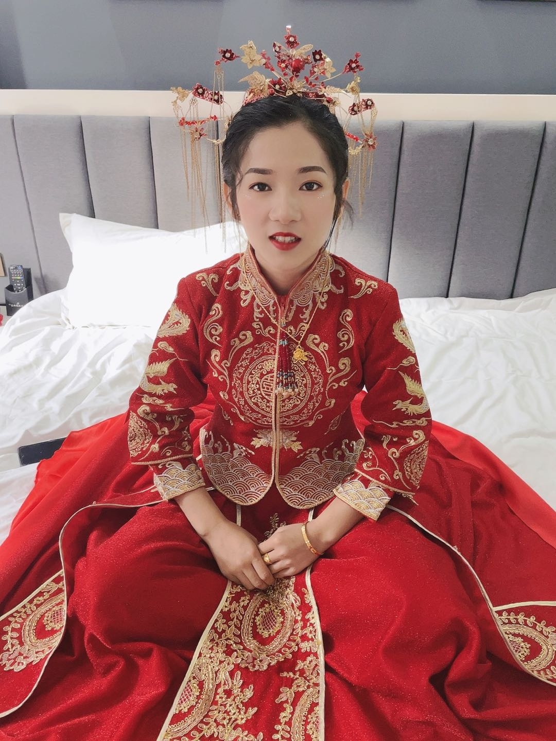 专业新娘全天跟妆+3妆3造+赠送1套秀禾服