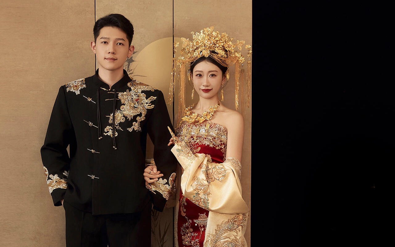 以前的我还是太装了黄金凤冠婚纱照真的太绝了