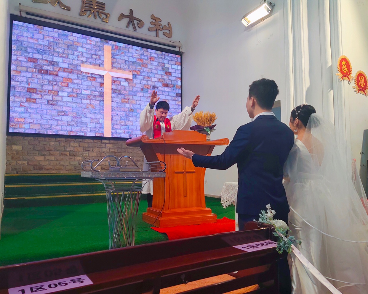 婚礼结束，出秀禾伴郎服婚纱头纱耳饰头饰披肩斗篷