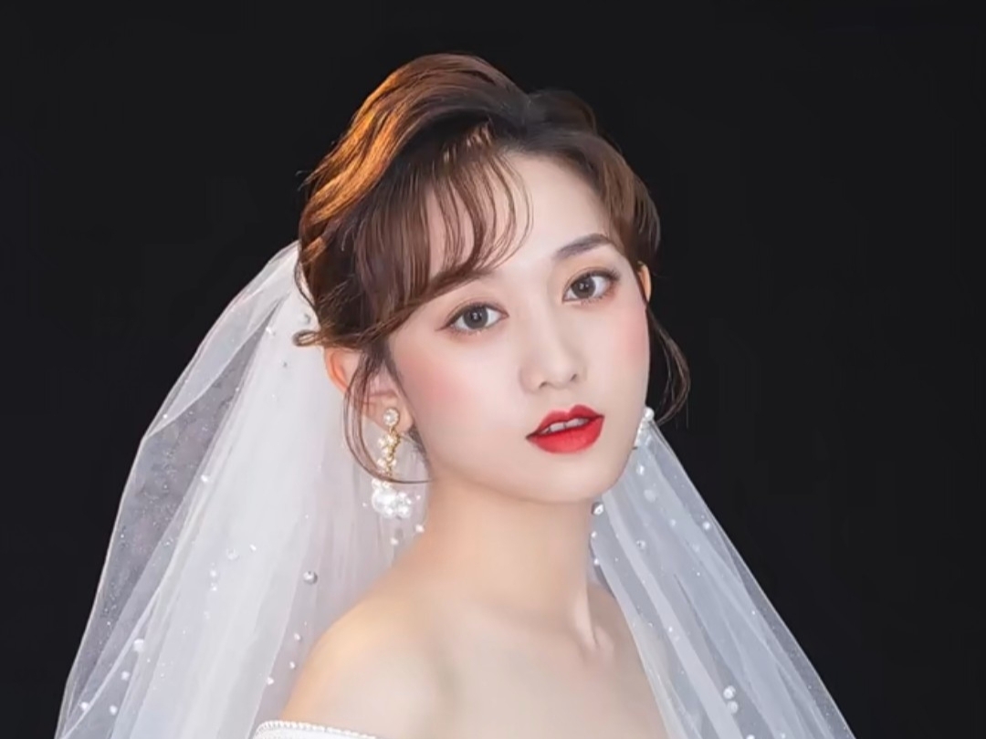全包，新娘结婚当天免租，三套妆造，提供精美饰品