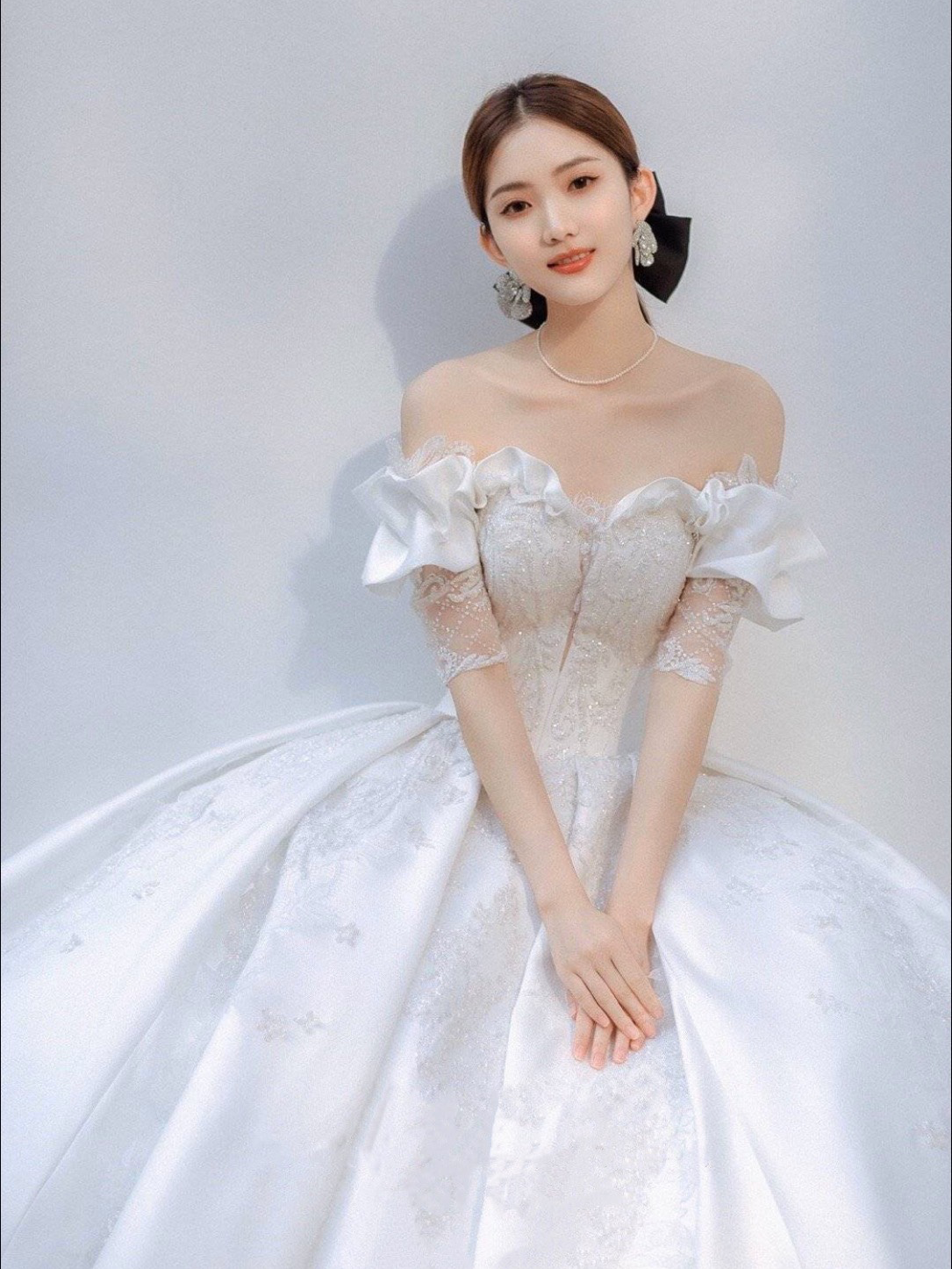 全场服装任选设计师定制款系列婚纱+资深化妆师