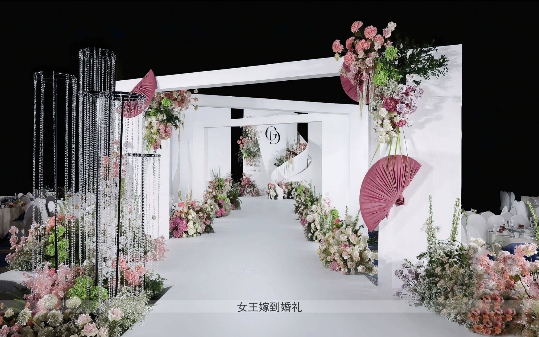 白色玫紅色小眾婚禮