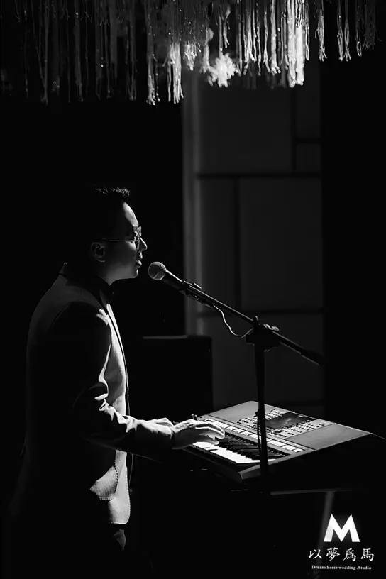 文辉深情的弹唱