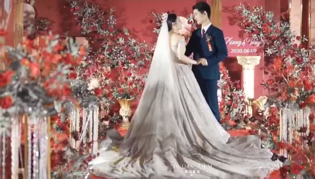 低层高小预算红色复古婚礼 